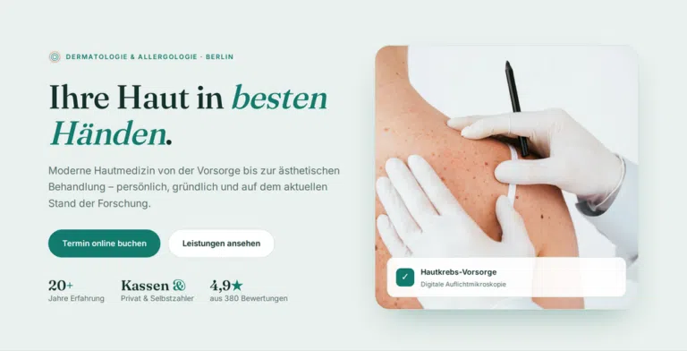 Dermatologin in Handschuhen untersucht Muttermale am Rücken einer Patientin