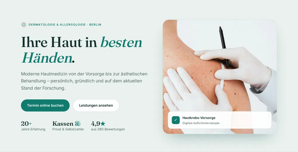 Dermatologin in Handschuhen untersucht Muttermale am Rücken einer Patientin