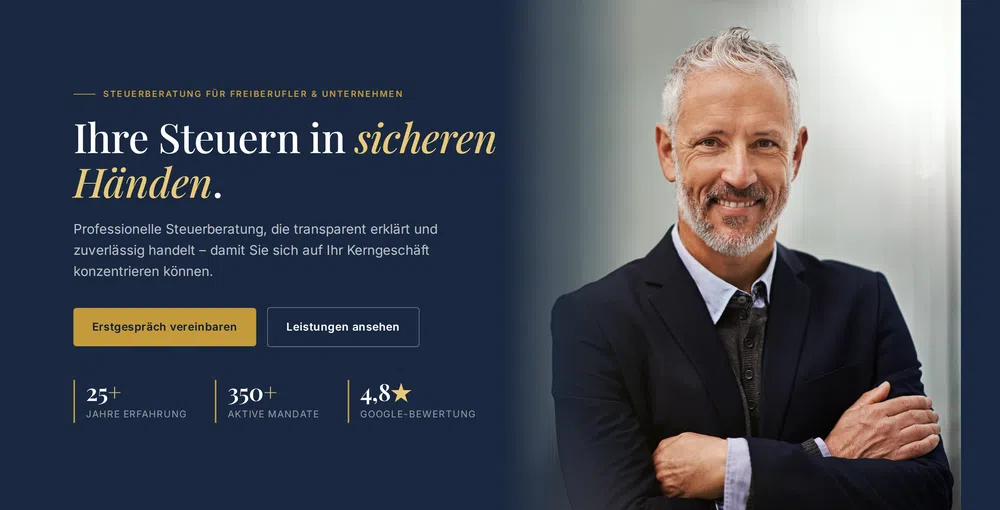 Webdesign Steuerberater Berlin – Hero-Bereich mit Steuerberater vor modernem Bürogebäude
