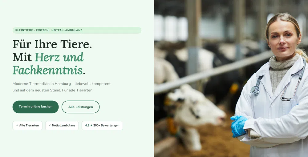 Tierärztin in Latexhandschuhen mit Tieren – warmes, professionelles Webdesign für Tierarztpraxen