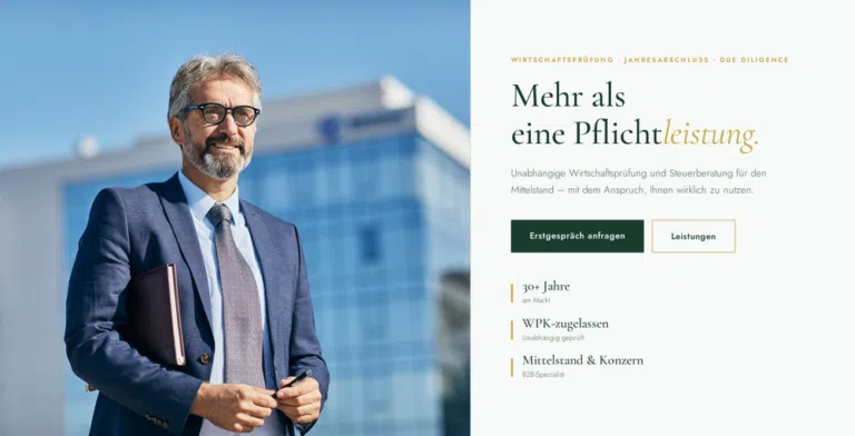 Wirtschaftsprüfer vor modernem Bürogebäude – professionelles Webdesign für Wirtschaftsprüfungsgesellschaften
