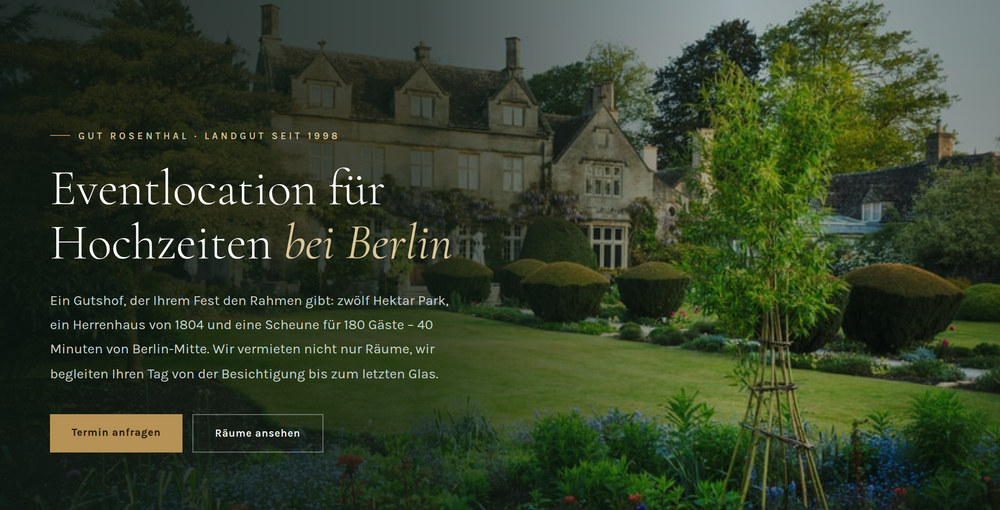 Hero-Bereich einer Eventlocation-Website mit Saalfoto und Terminanfrage