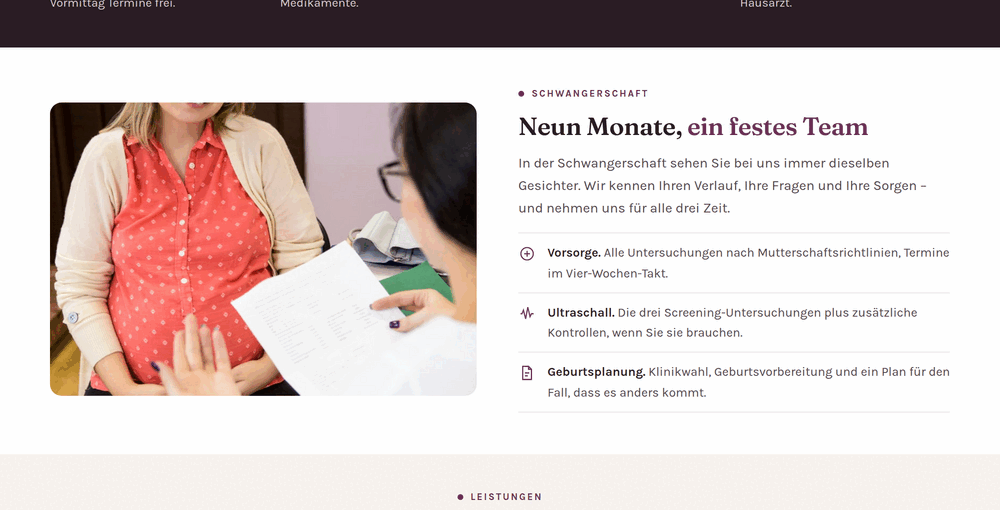 Sektion zur Schwangerenbetreuung auf einer Frauenarztpraxis-Website mit Foto einer Beratung und Ablauf der Vorsorge