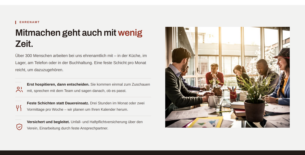 Ehrenamt-Sektion einer Hilfsorganisations-Website mit drei Argumenten für den Einstieg und einem Foto einer Teambesprechung