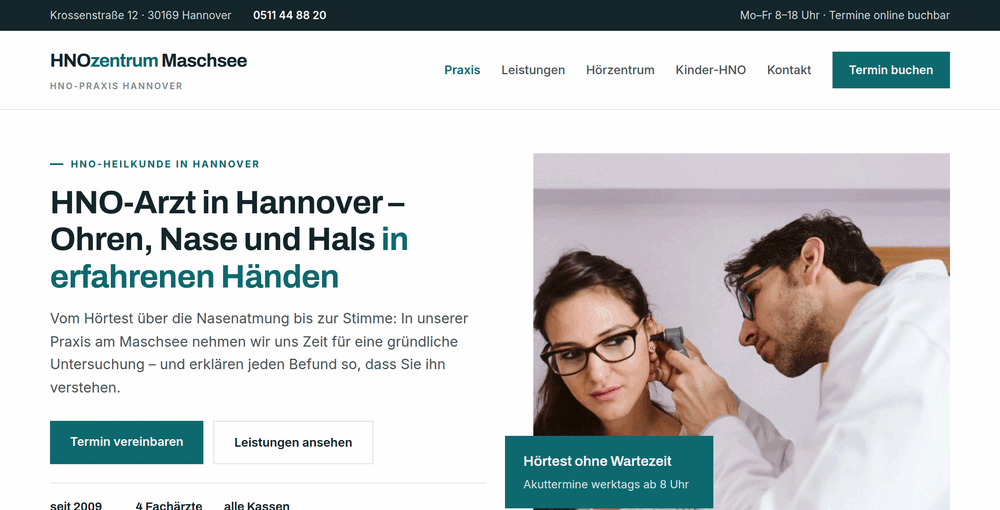 Beispiel-Webdesign Startbereich: HNO-Praxis in Hannover mit Überschrift, Terminbuttons und Foto einer Ohruntersuchung