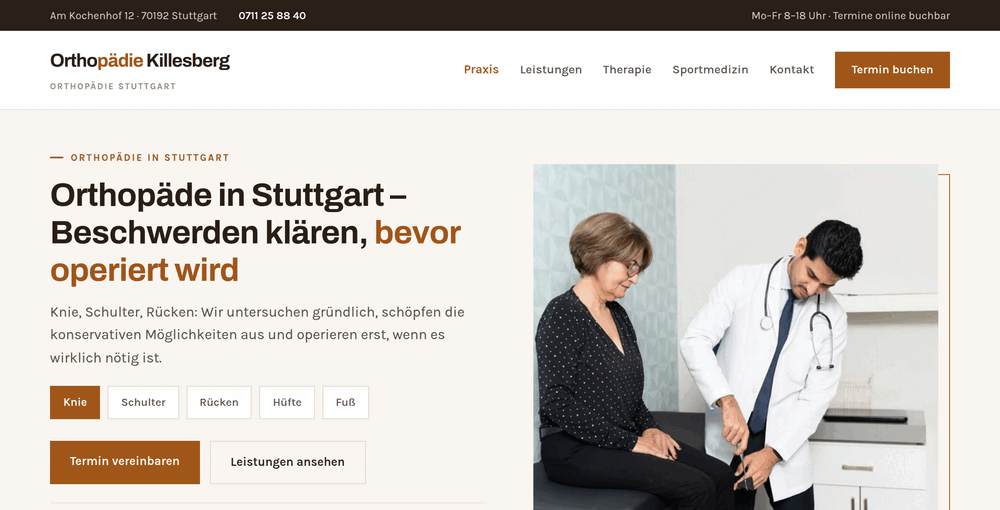 Startbereich einer Stuttgarter Orthopädie: Ärztin untersucht das Knie einer Patientin