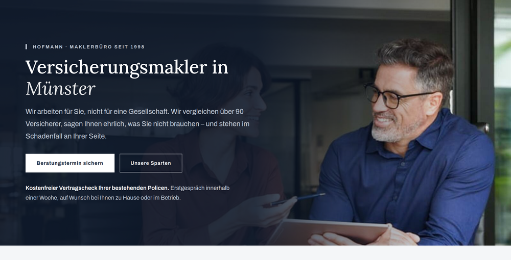 Startbereich einer Versicherungsmakler-Webseite mit Überschrift Versicherungsmakler in Münster und Beratungsfoto